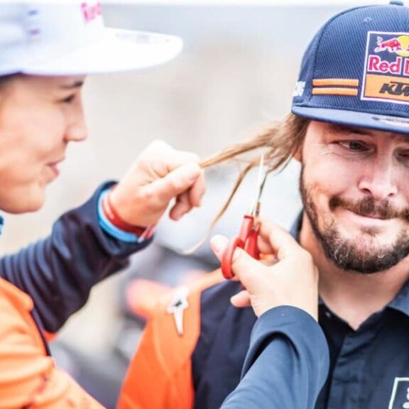 Laia coupe les cheveux de Toby Price