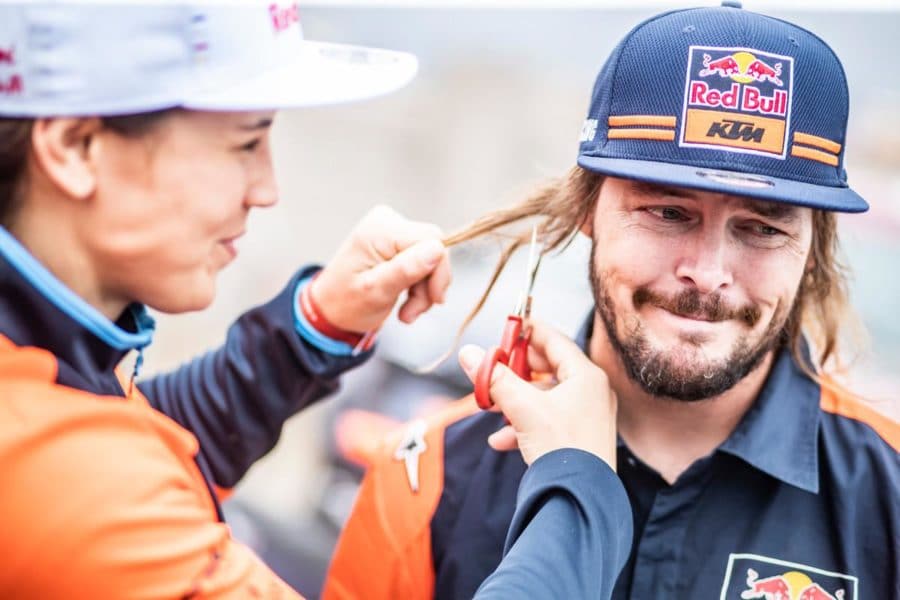 Laia coupe les cheveux de Toby Price