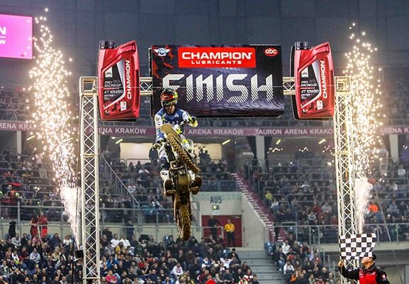 https://www.superenduro.org/fr/billy-bolt-met-fin-a-4-ans-d-invincibilite-de-taddy-blazusiak-a-domicile