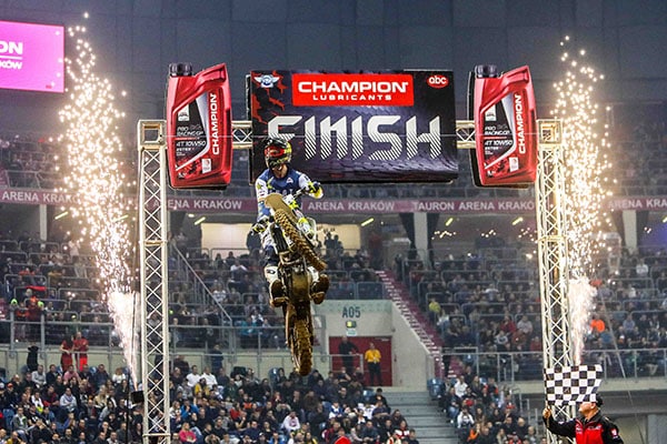 https://www.superenduro.org/fr/billy-bolt-met-fin-a-4-ans-d-invincibilite-de-taddy-blazusiak-a-domicile