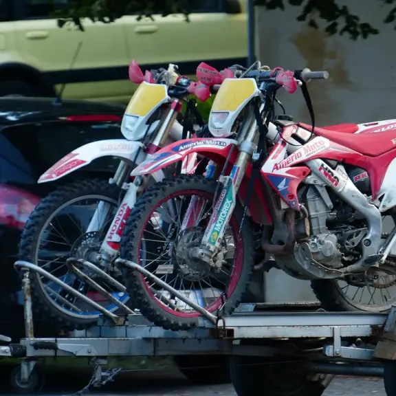 transporter une moto sur une remorque
