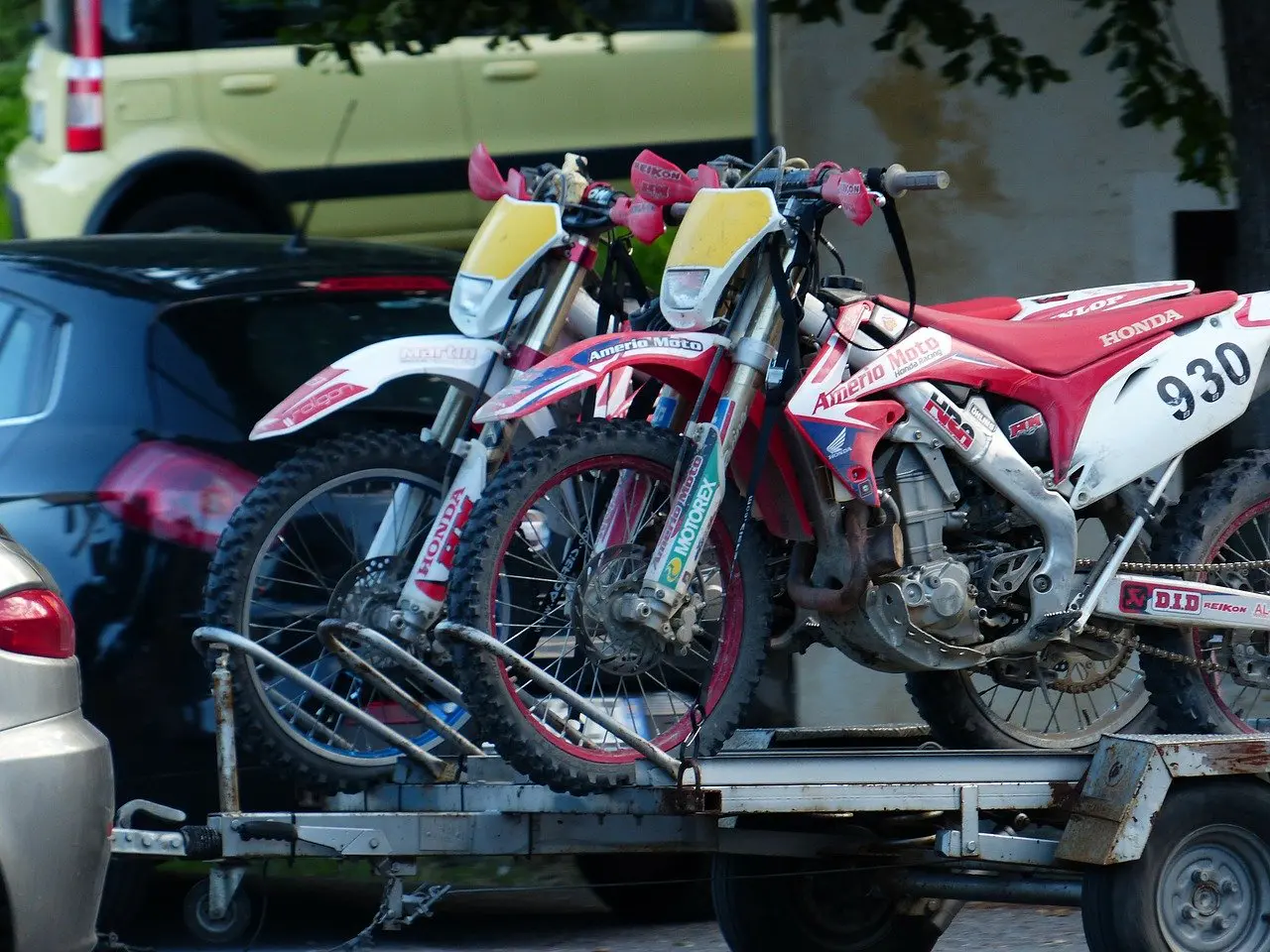 transporter une moto sur une remorque