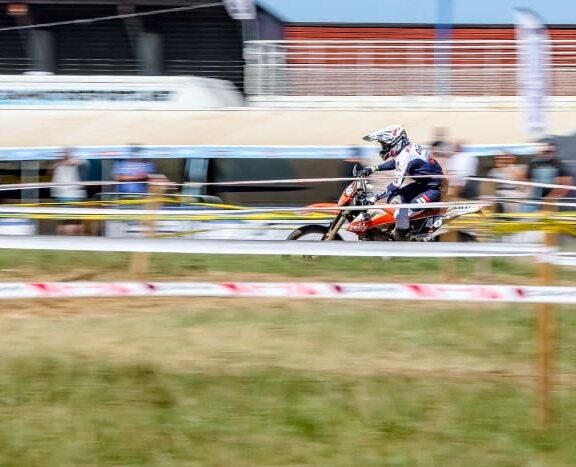 https://www.enduromag.fr/randauvergne-2022-la-premiere-de-till-de-clercq/