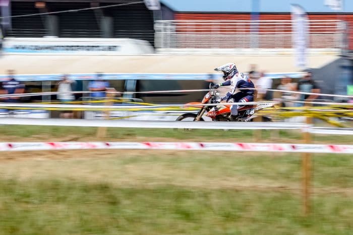 https://www.enduromag.fr/randauvergne-2022-la-premiere-de-till-de-clercq/