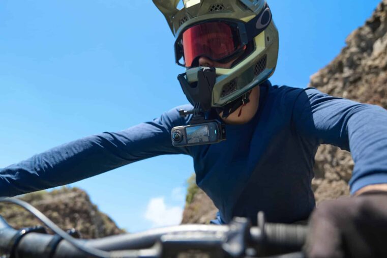 Enduriste avec caméra embarquée
