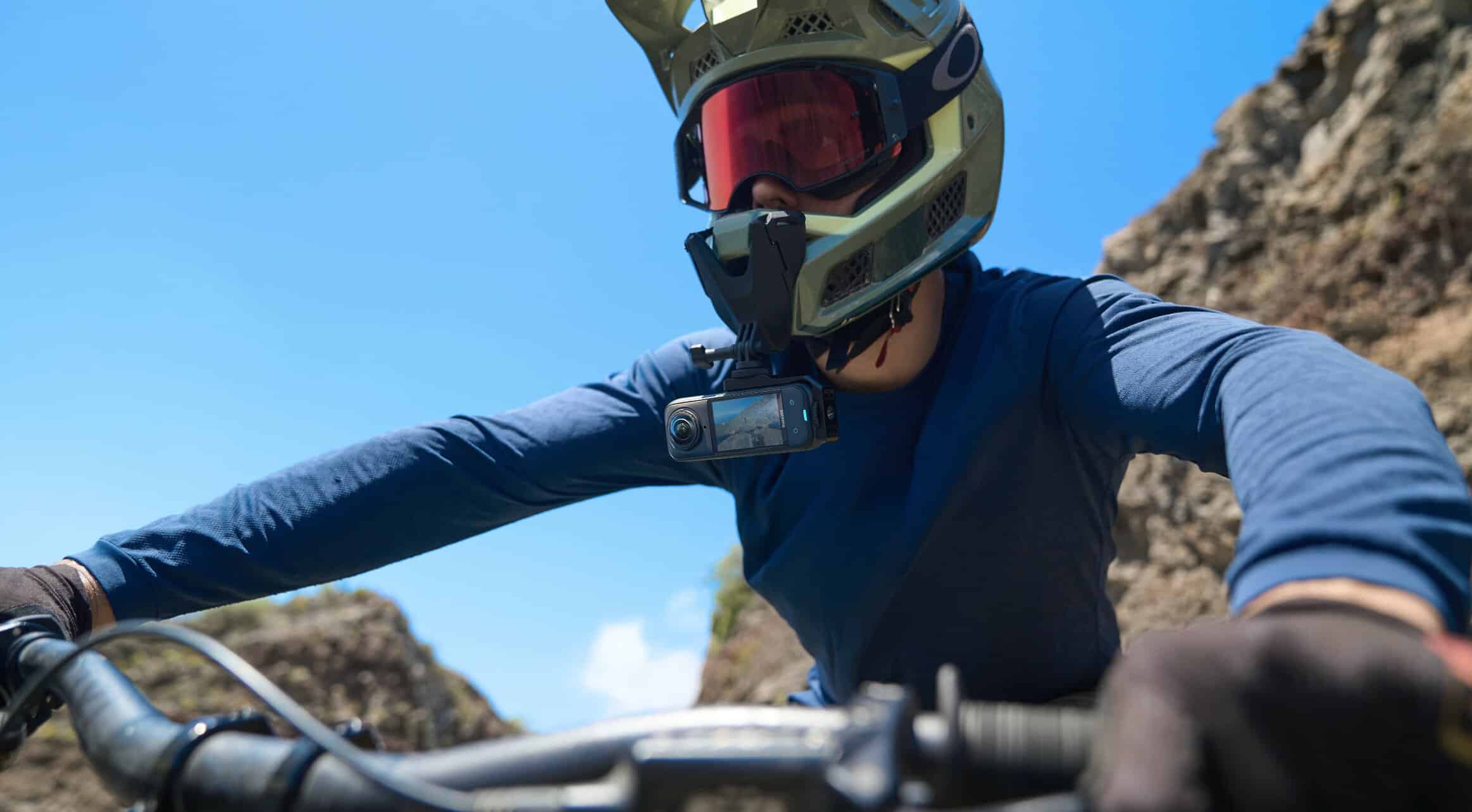 Enduriste avec caméra embarquée
