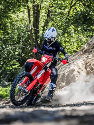 Pilote portant le casque AIROH AVIATOR 3 EVO