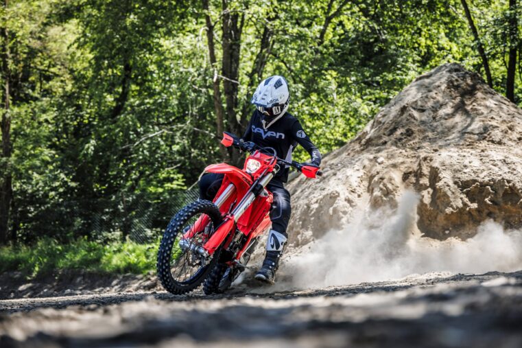 Pilote portant le casque AIROH AVIATOR 3 EVO