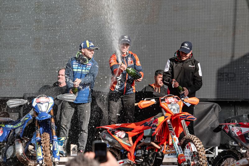 Dès 9h30, les pilotes de la catégorie Pro s’élancent. Josep Garcia signe le holeshot et ouvre la piste. Rapidement, le pilote KTM creuse l’écart.