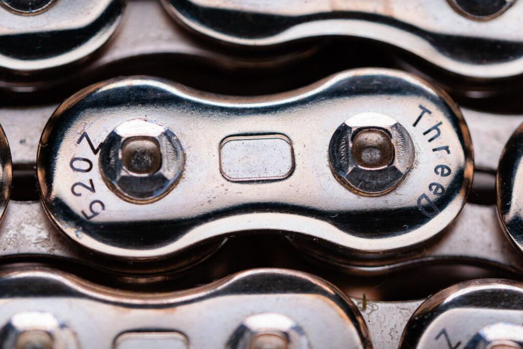 Plaquette de chaîne moto EK Chain ThreeD avec vis et marquage 520Z en gros plan