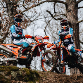 Pilotes Dafy Moto sur KTM lors d’un shooting photo enduro en forêt avec leurs motos de compétition.