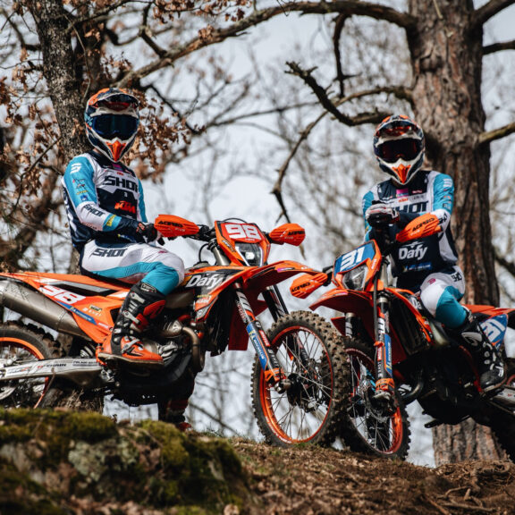 Pilotes Dafy Moto sur KTM lors d’un shooting photo enduro en forêt avec leurs motos de compétition.
