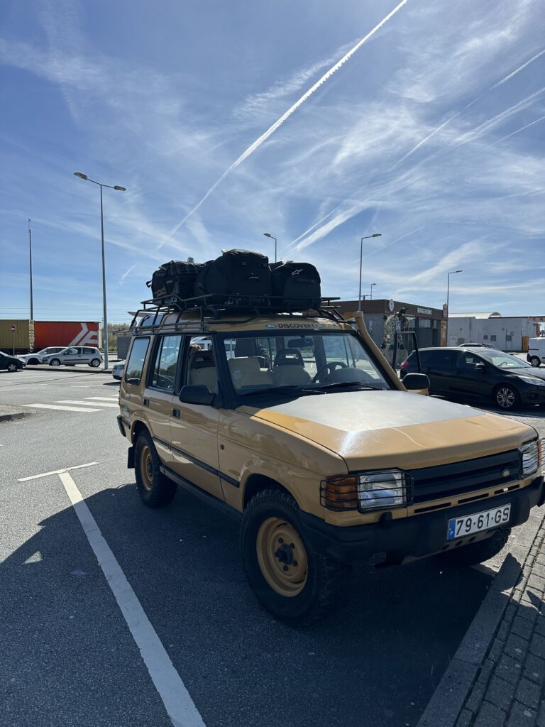 Le Jeep Defender de Paulo ne passe pas inaperçu avec les bagages sur le toit.